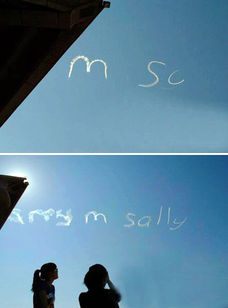 男子驾飞行器悉尼上空写出“求爱云”