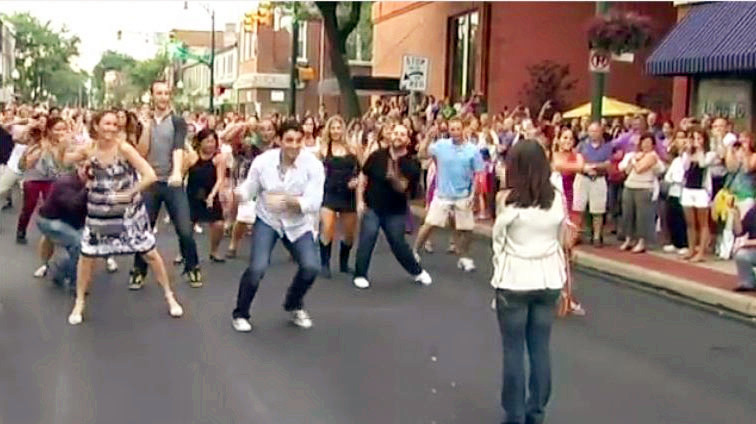 美一男子为向女友求婚约300人在街道群舞
