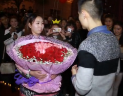视频: 2015年2月14涪陵两江广场情人节求婚视频