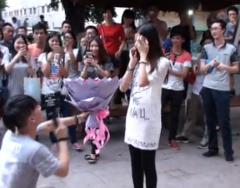 广州青年志愿者街头求婚视频