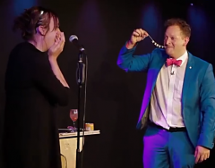 魔术师在舞台上用最神奇的方式向女友求婚